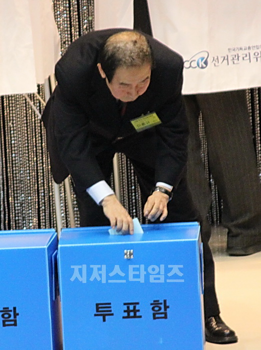 투표하고 있는 웨신총회장 이홍규 목사.jpg