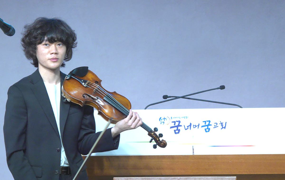 바이올린 연주 김범서 청년.jpg