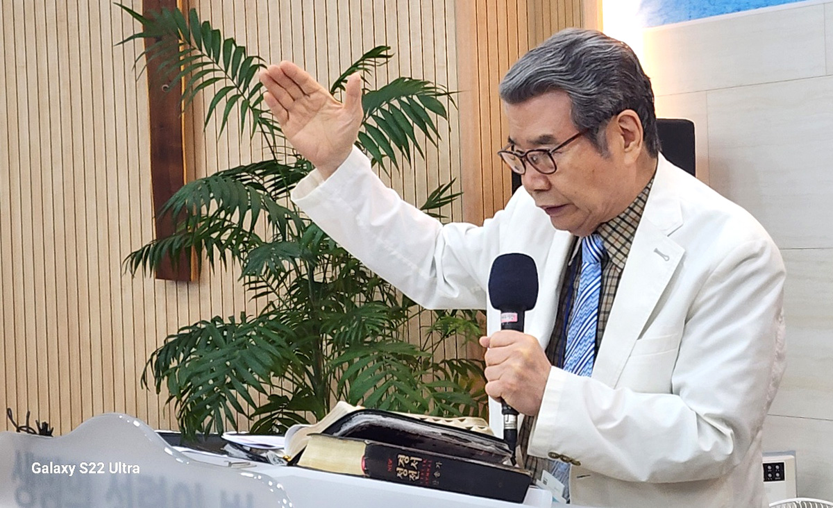 축도 증경총회장 김국태 목사.jpg