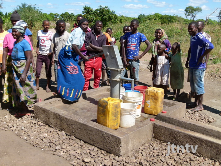 우물에서 꺠끗한 물을 얻고 있는 음마와 마을 사람들-03.jpg