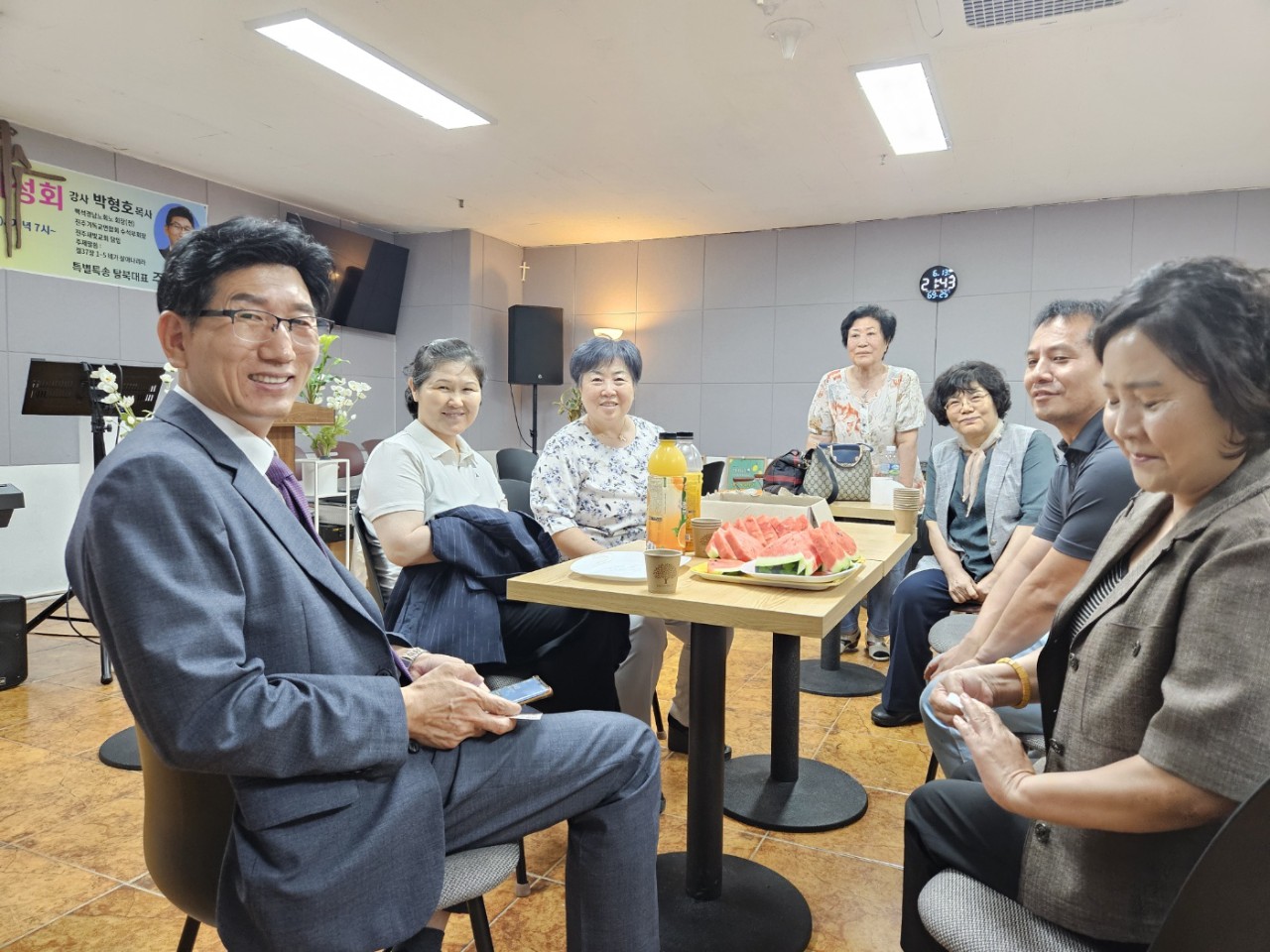 박형호목사와 기도회원들.jpeg