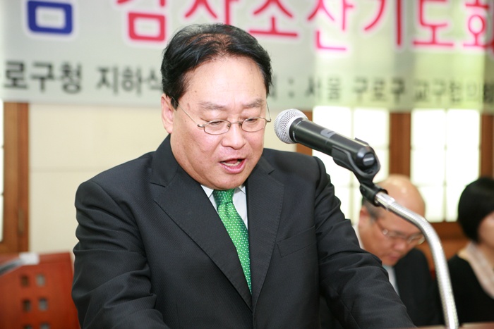 성경봉독 장창윤 목사.JPG