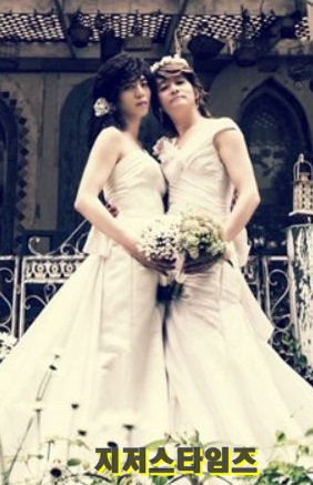 동성애자 결혼을 위해 드레스를 입고 촬영.jpg