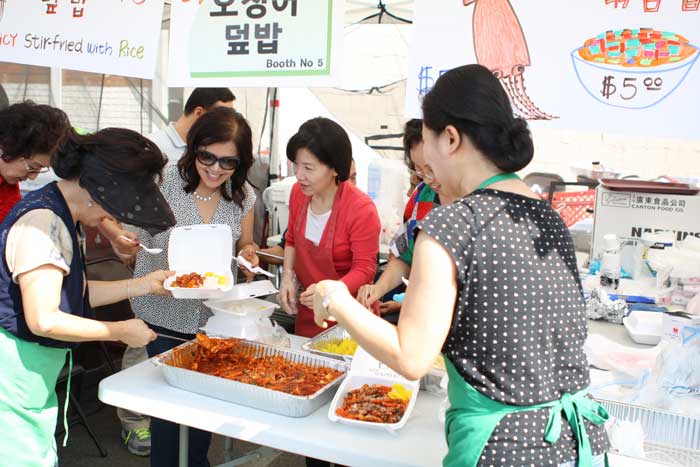 음식부스에서 봉사자들이 맛있게 만든 오징어 덧밥을 서브하고 있다.4.jpg