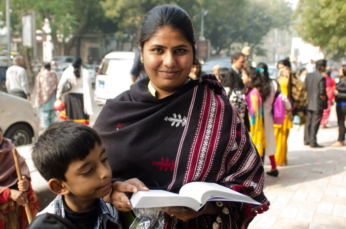 jtn-01성경을 읽고 있는 인도 여성과 그 아들.jpg