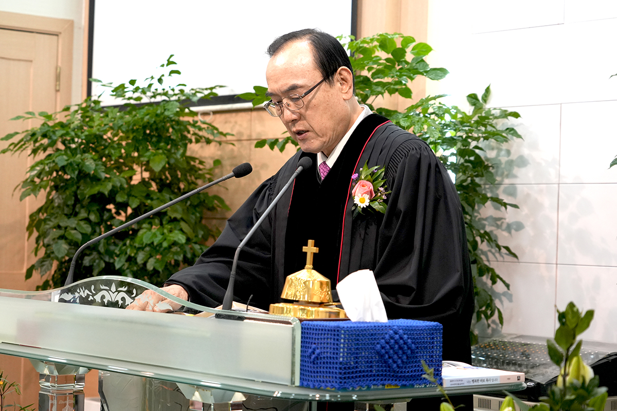 0예배인도 장승현 목사.JPG