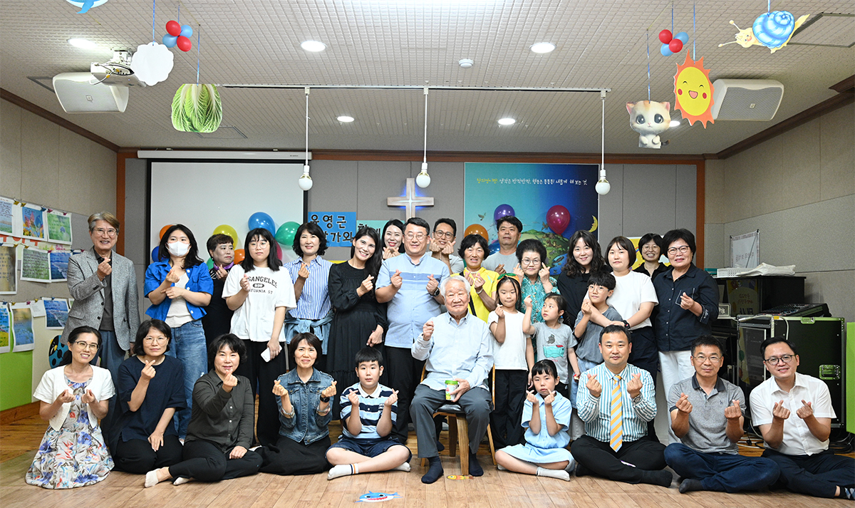 9. 윤영근 작가와 함께 하는 글짓기 대회 기념 촬영.jpg