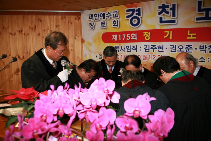 안수를 받고 있는 김주현 권오준 박철규 목사.jpg