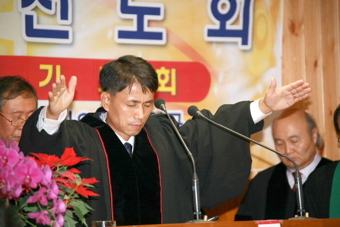 임직을 받고 축도하는 김주현 목사.jpg
