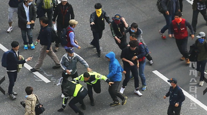 세월호 쉬위 참가들에게 폭행당하는 경찰관들-05.jpg