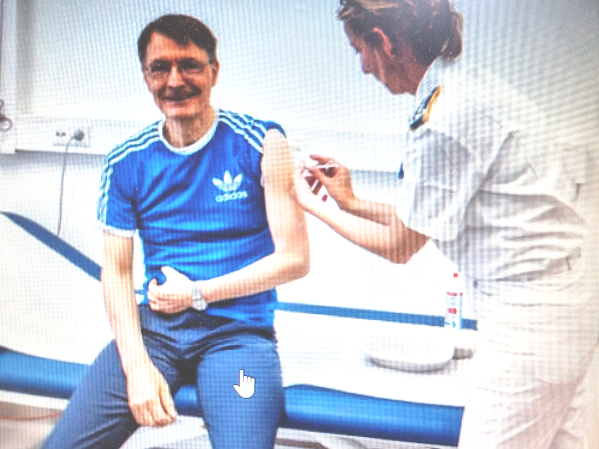 독일 보건부장관의 코로나19 백신 추가접종 장면..jpg