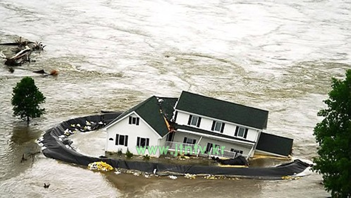 홍수에 쓸려나가는 집.jpg