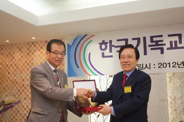 퇴임하는 김운태 총무.jpg