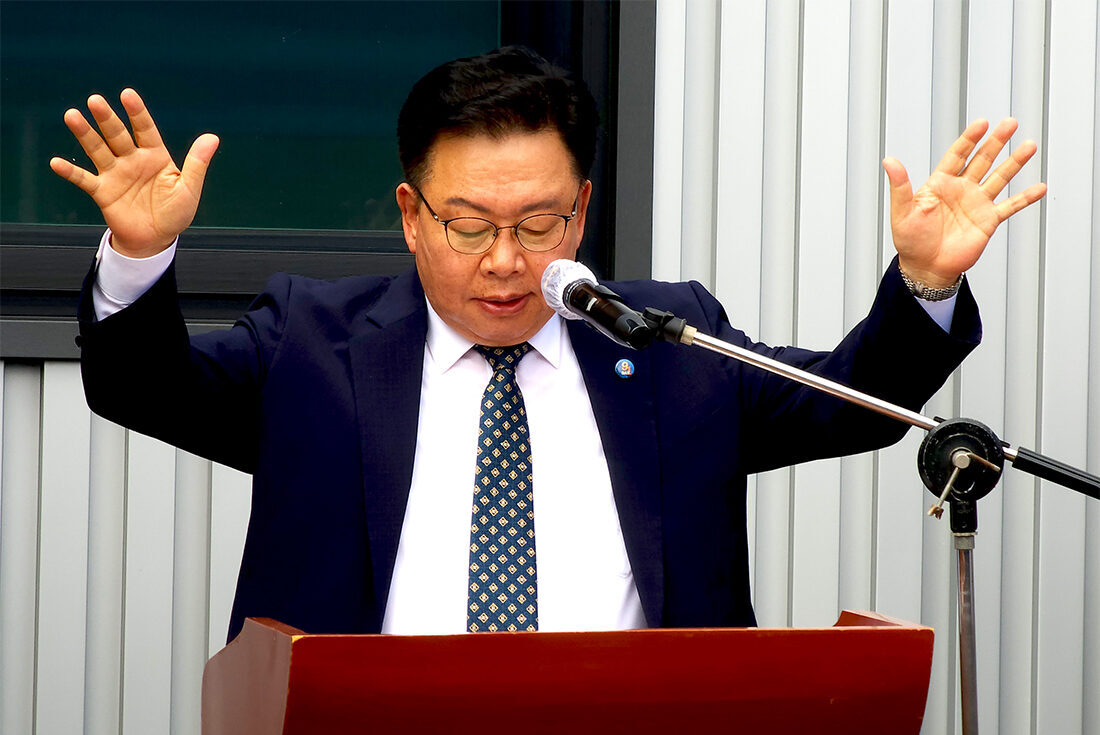 축도하는 김기남 목사.jpg