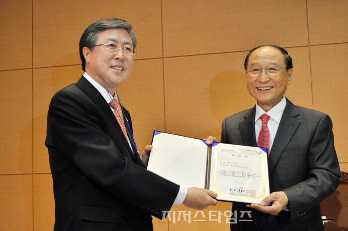 당선증을 받고 있는 왼편 신임대표회장 양병희 목사.jpg