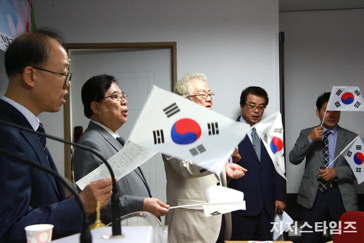 태극기 흔들며1.JPG