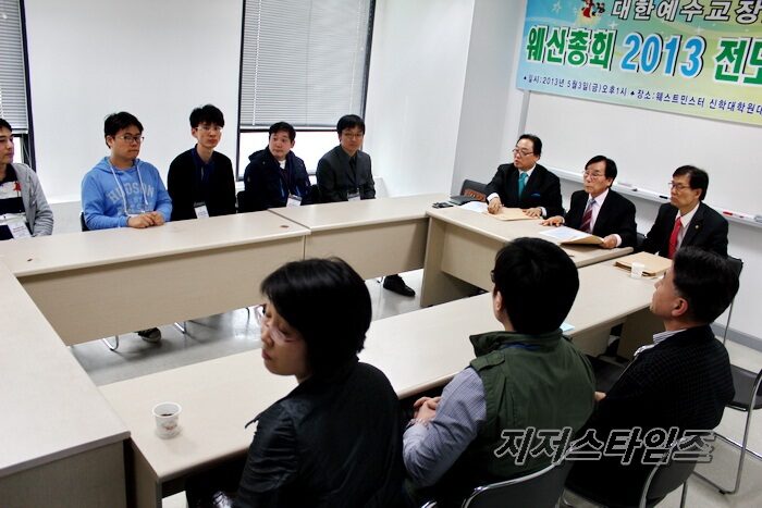 면접에 응하는 진지한 모습들2.jpg