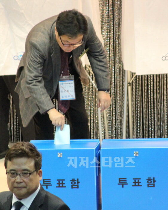 투표하고 있는 웨신총회 신언창 총무.jpg