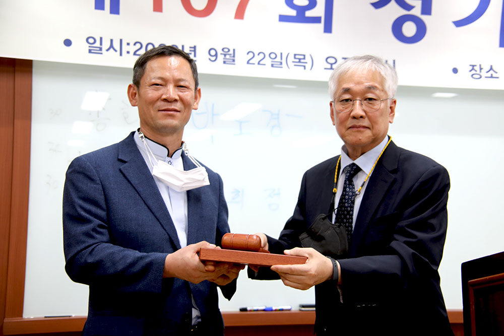 의사봉 전달.jpg