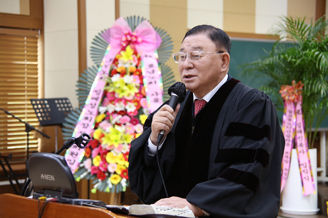 성찬집례 허창범 목사.jpg