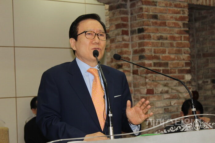 대표회장 홍재철 목사01.jpg