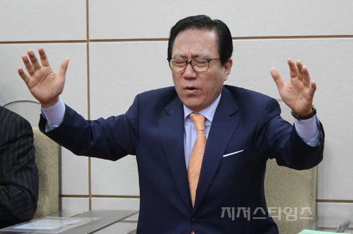 통성기도하는 대표회장 홍재철 목사02.jpg