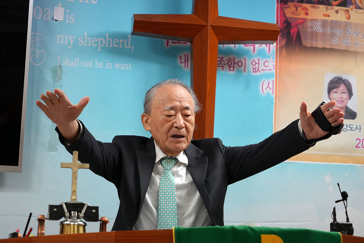 축도 윤종곤 목사.jpg