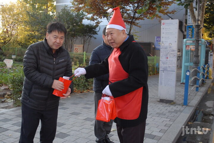 jtn008 가을산타2.JPG