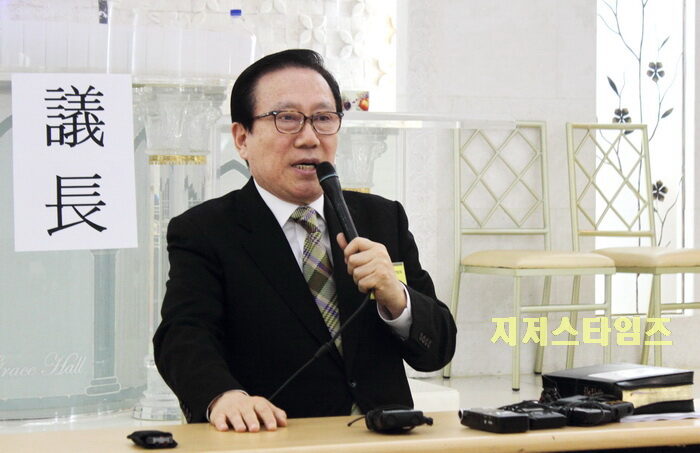 기자회견 대표히장 홍재철 목사01.jpg