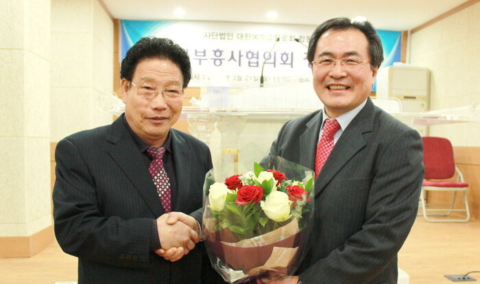 직전회장 전병권 목사 신임회장 조갑문 목사.jpg