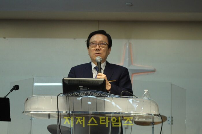 홍재철 목사 설교.jpg
