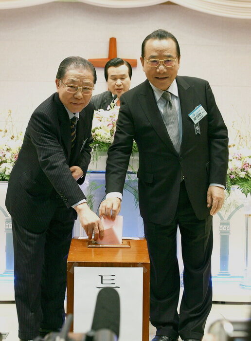 투표하고 있는 두 후보.jpg