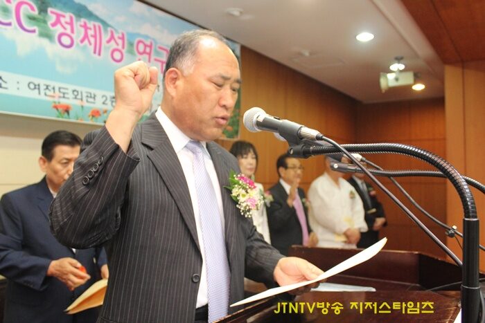 결의문 낭독 사모총장 민정식 목사.JPG
