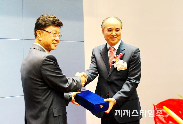 최성해 이사장이 신임대표 유만석 목사02.jpg