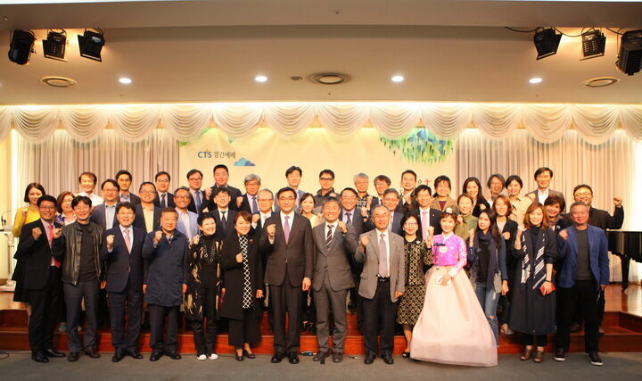 CJCK 예배 참석자들과 함께02.JPG