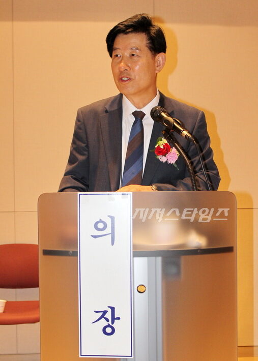 의사진행 정일량 총회장02.jpg
