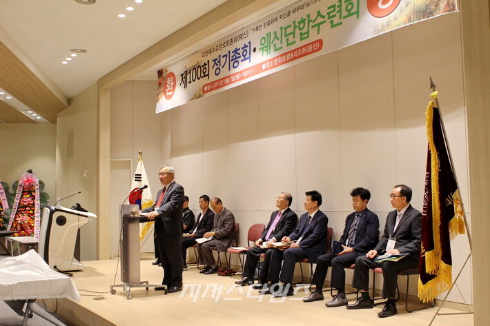 설교하는 총회장 이영풍 목사.jpg
