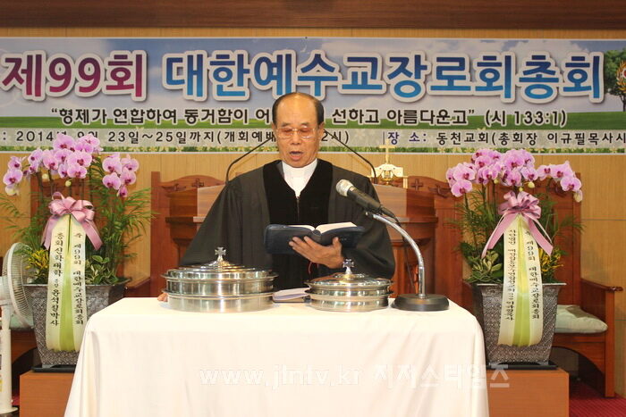집례하는 성동기 목사.jpg