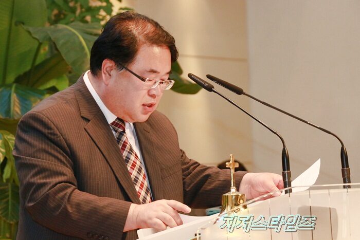 대회총무 이성용 목사 기도..jpg