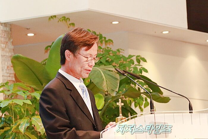 성경봉독 신우회장 오영석 집사.JPG
