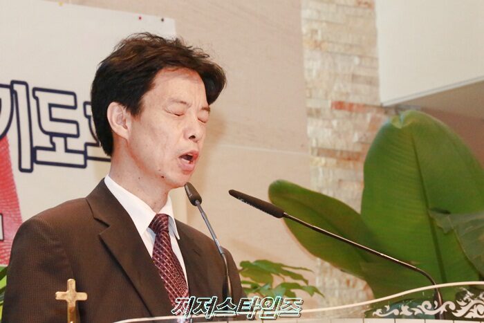헌금기도 회계 남경희 목사.JPG