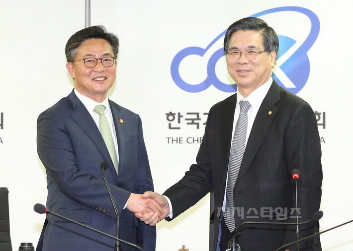 홍용표 통일부 장관 한기총 내방1.jpg