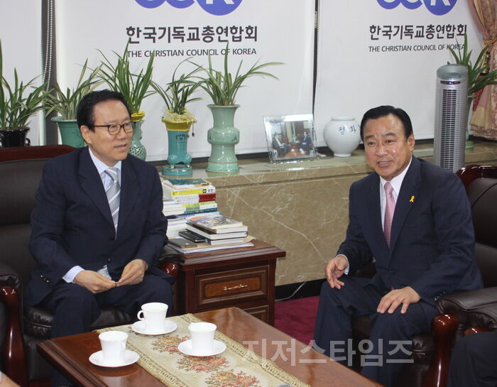 홍 대표회장(좌) 이완구 원내대표(우) 담소를.jpg