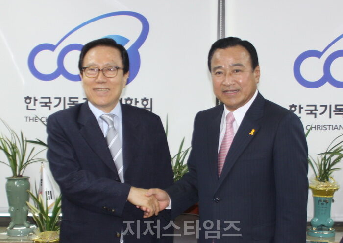 홍대표회장(좌)와 이완구 원내대표(우) 악수를.jpg