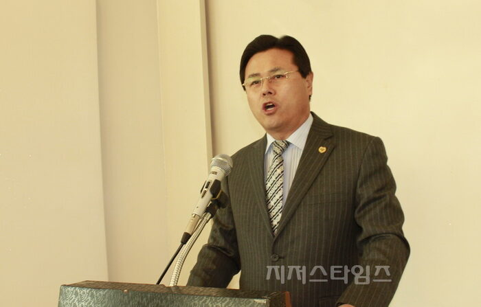 서기 이형근 목사.jpg