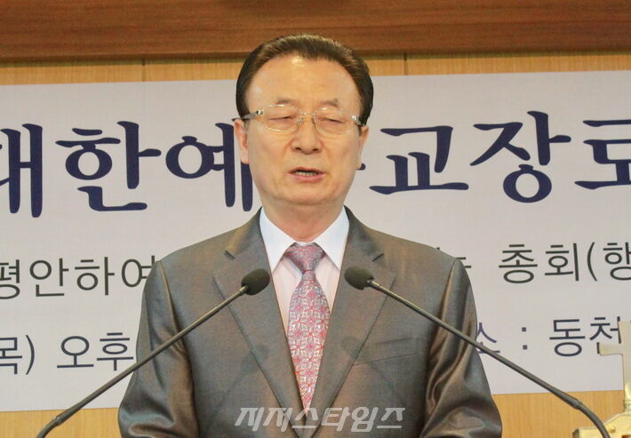 IMG_총회인도 이규필 총회장.jpg