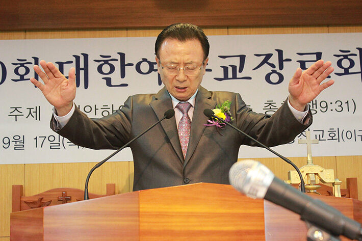 IMG_축도 총회장 이규필 목사.jpg