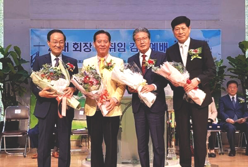 좌측부터 제29대 신임회장 이춘복 목사(75회), 박광재 이임회장(75회). 수석부회장 옥성석 목사.jpg