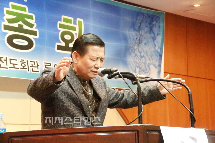 축도하는 고병수 감독.jpg