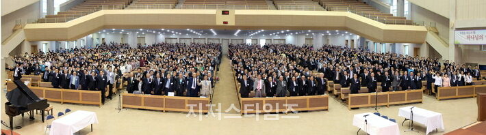 예수교대한하나님의성회 64차 정기총회 기념촬영1.jpg